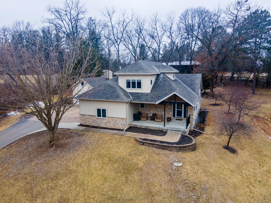 view of front of property featuring a front yard and a porch