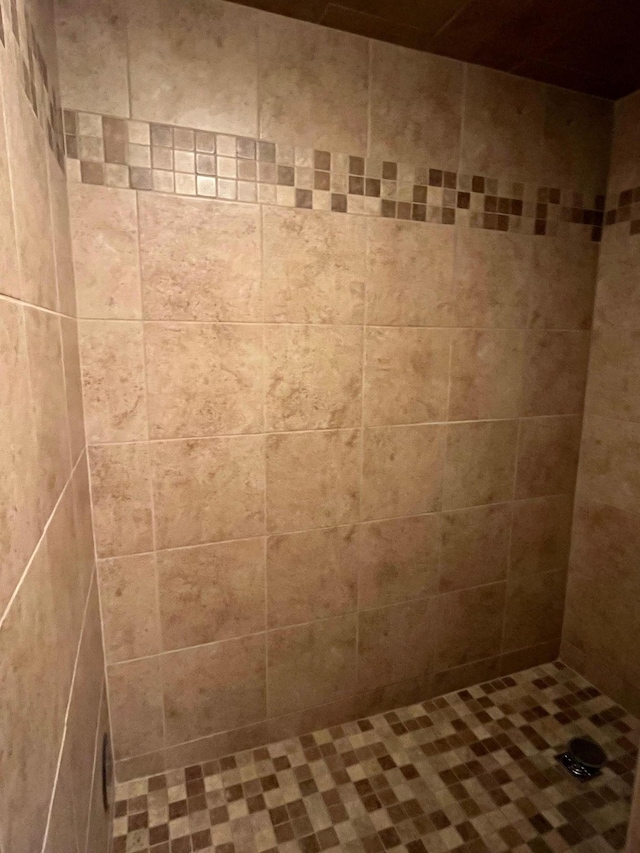 bathroom featuring a tile shower