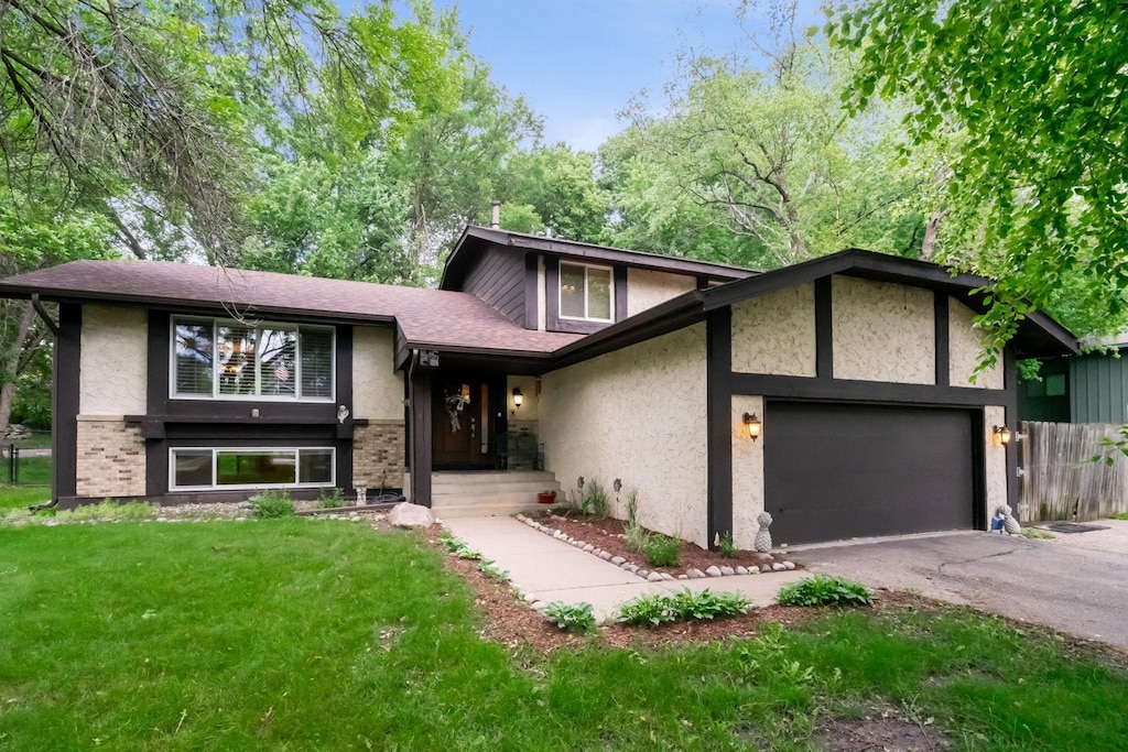 view of front facade featuring a garage and a front yard