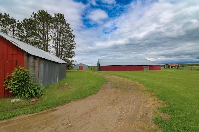 view of yard featuring an outbuilding