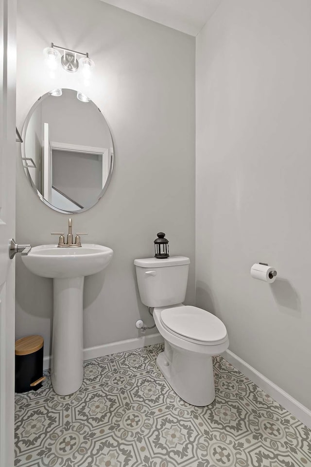 4884 Avery Ct, Eagan, MN 55123 - half bathroom featuring toilet, tile patterned floors, baseboards, and a sink