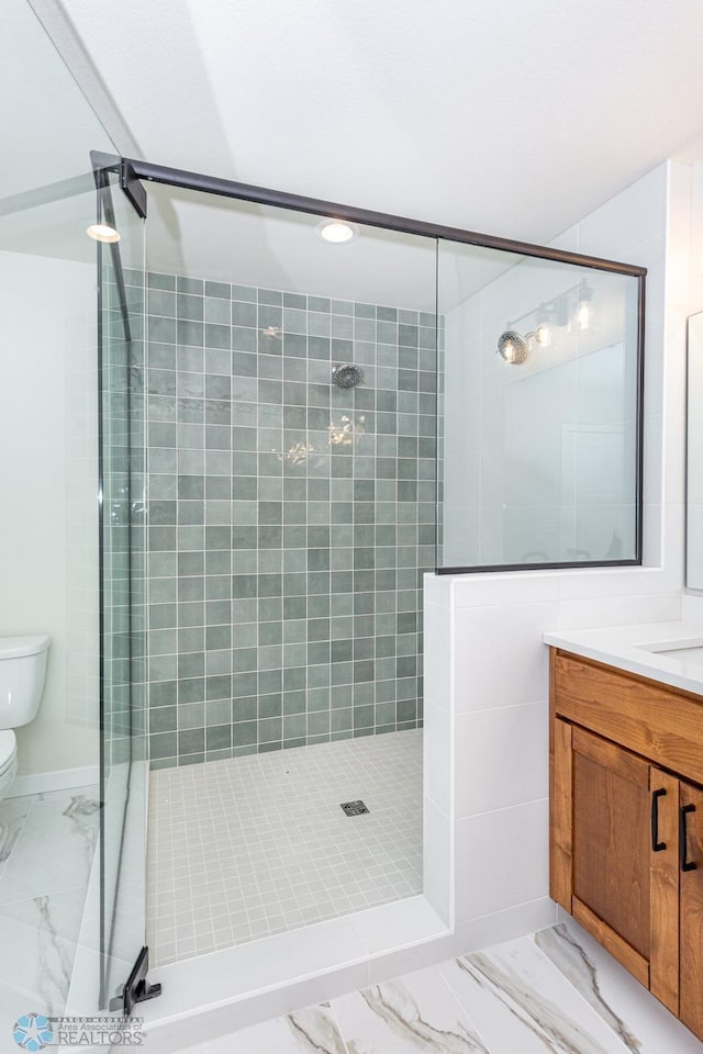 5476 Lori Ln W, West Fargo, ND 58078 - bathroom featuring marble finish flooring, toilet, tiled shower, and recessed lighting