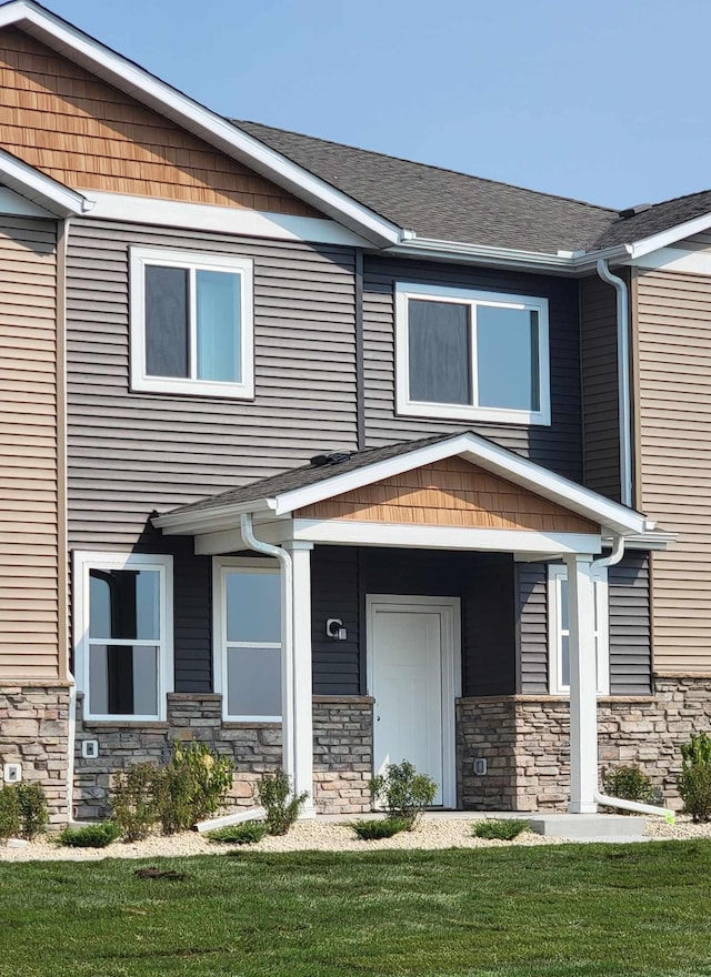 view of front facade featuring a front yard