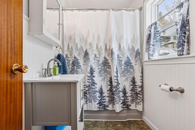 bathroom featuring a shower with shower curtain and vanity