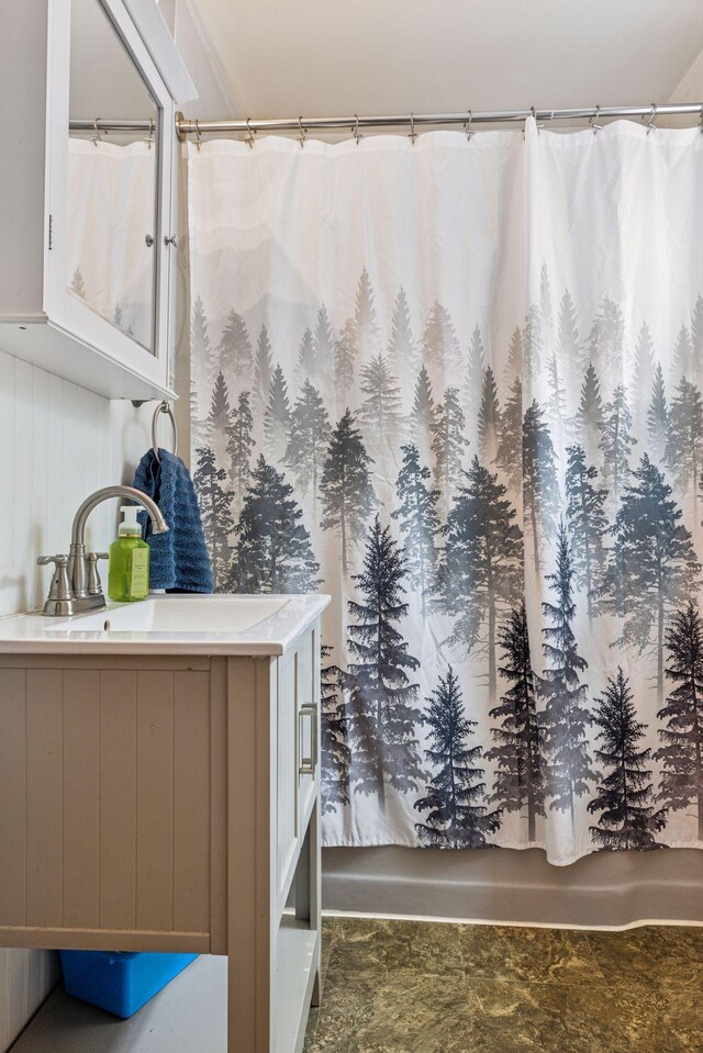 bathroom with a shower with shower curtain and vanity