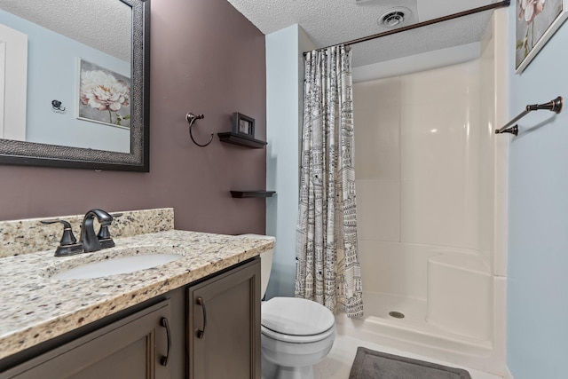 17130 Uplander Cir NW, Andover, MN 55304 - full bathroom featuring a textured ceiling, toilet, vanity, and curtained shower