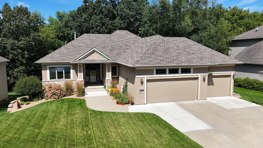 view of front facade featuring a garage and a front yard