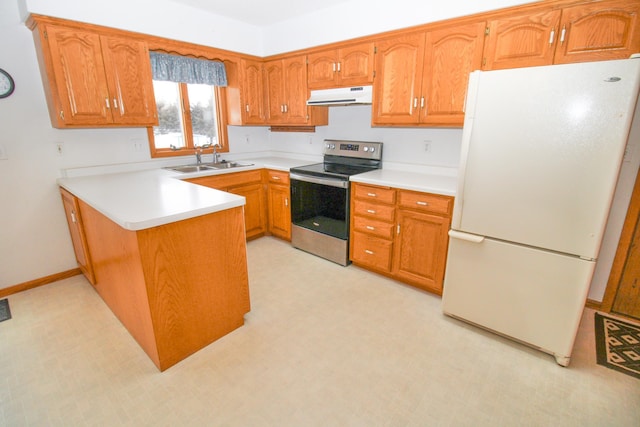 kitchen with sink, stainless steel electric range, kitchen peninsula, and white refrigerator