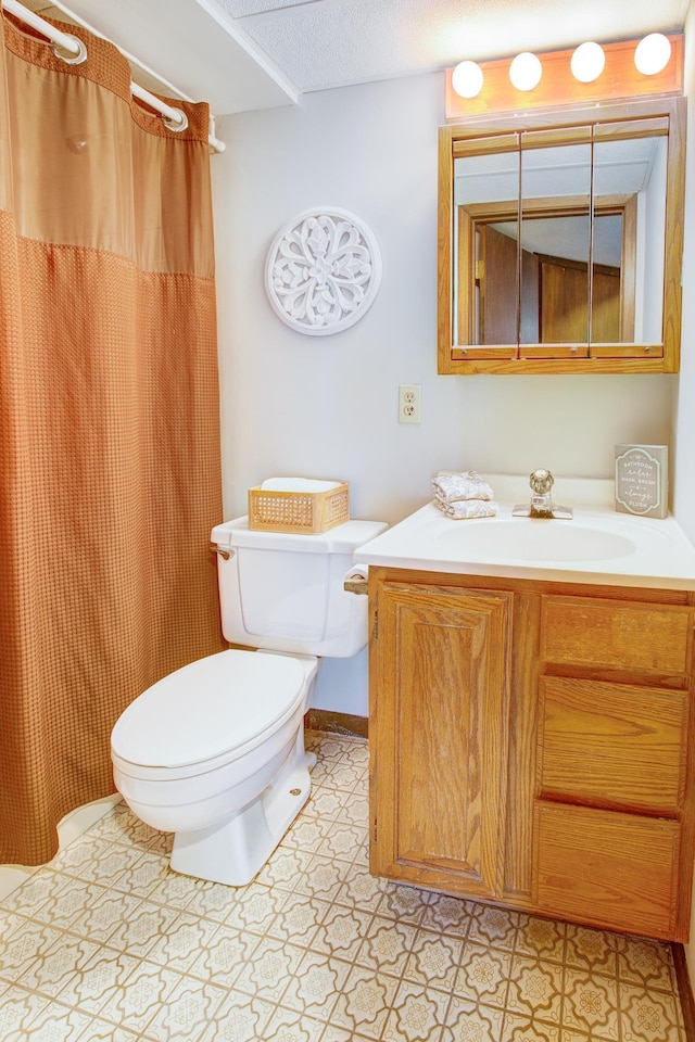 full bath with curtained shower, toilet, vanity, and a textured ceiling