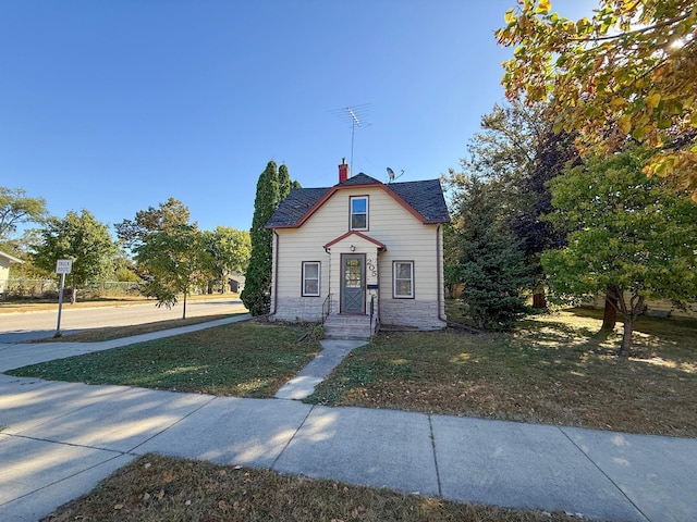 view of front of home with a front lawn