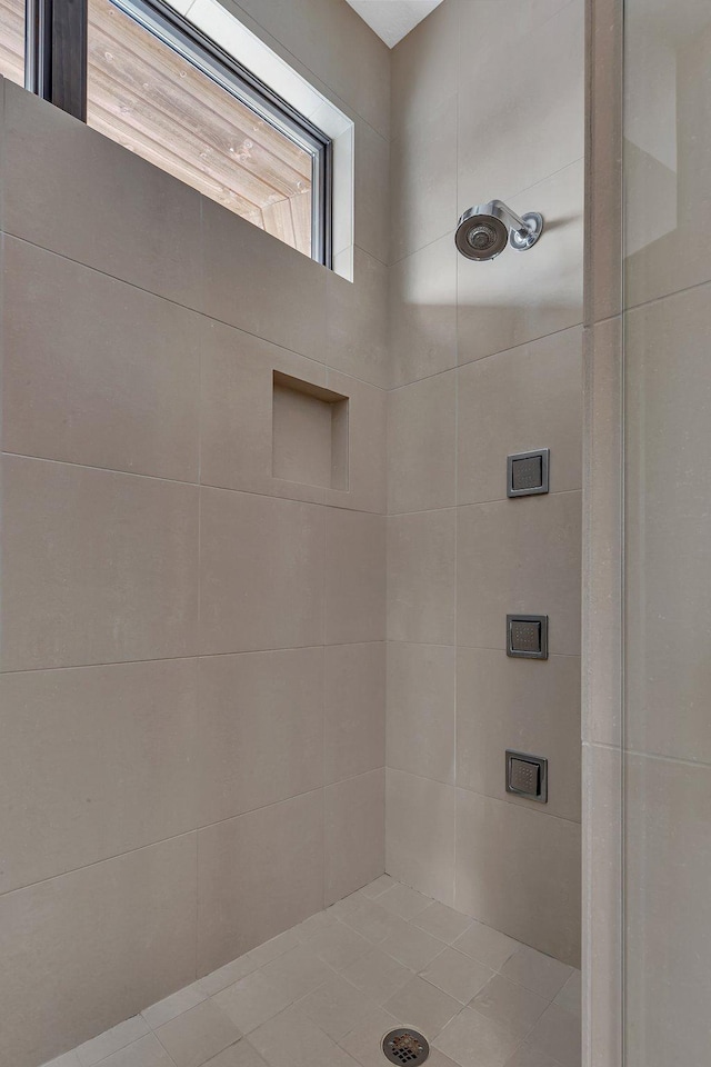 bathroom featuring a tile shower