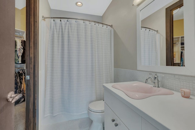 bathroom featuring a shower with curtain, vanity, and toilet