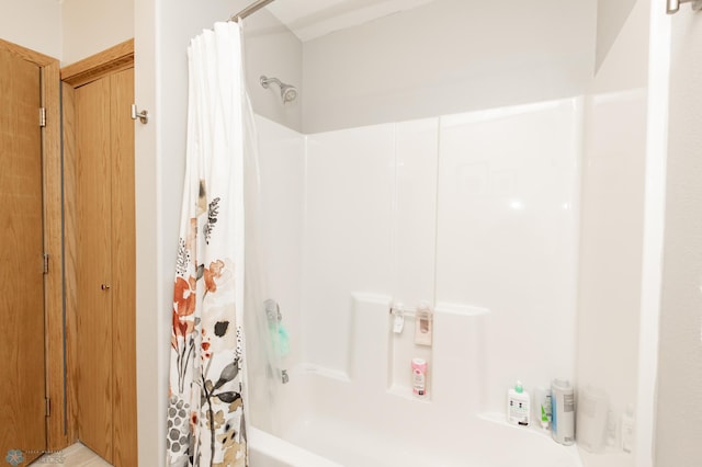 bathroom featuring shower / bath combo