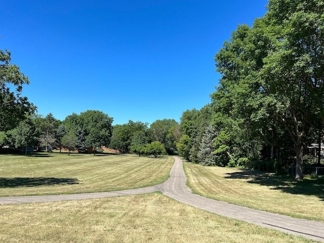 view of property's community featuring a lawn