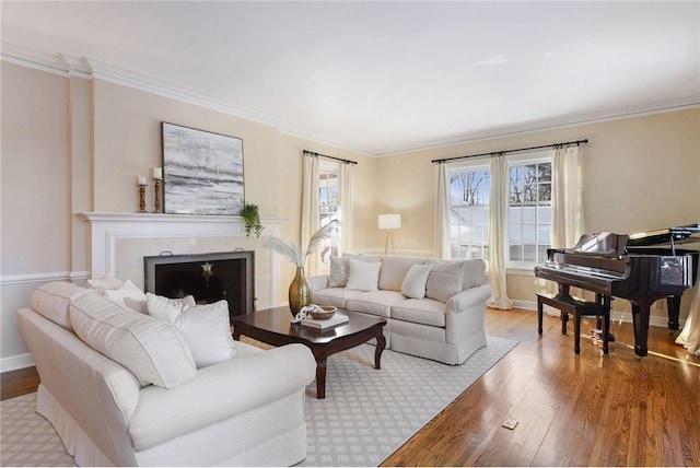 living room with wood-type flooring, a wealth of natural light, and crown molding