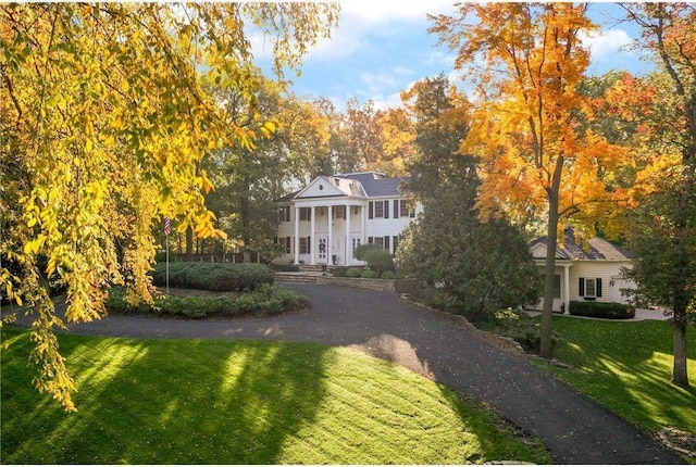 view of front of house with a front lawn