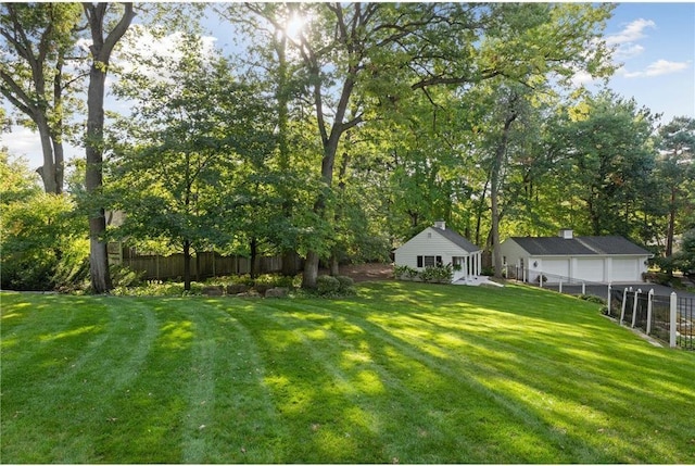 view of yard featuring an outdoor structure