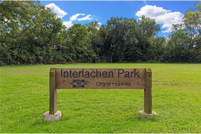 community / neighborhood sign featuring a lawn