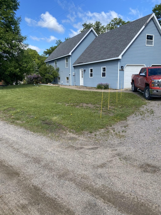 view of front of house featuring a front lawn and a garage