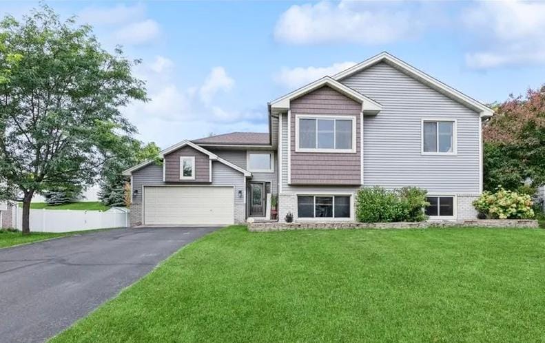 view of front facade featuring a garage and a front yard