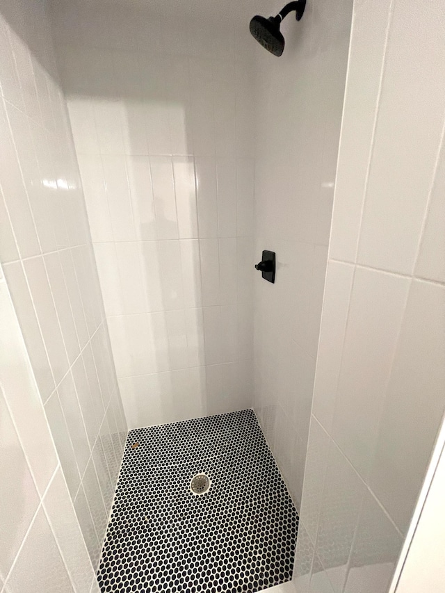 bathroom featuring a tile shower