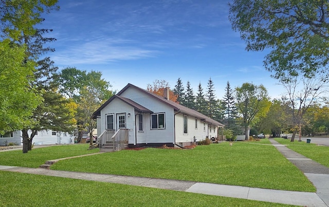 view of front facade featuring a front lawn