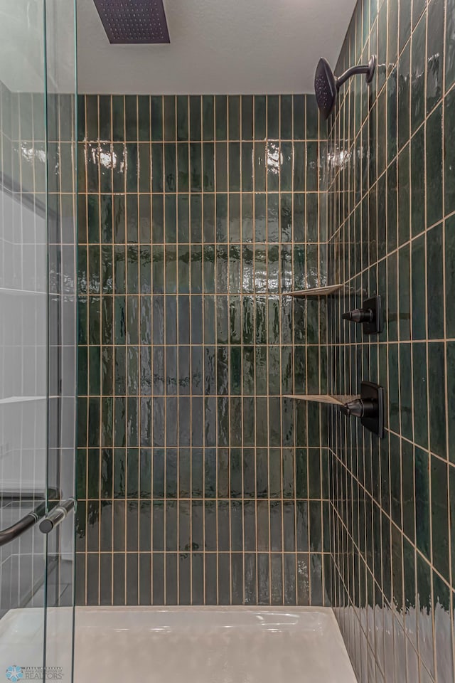 bathroom featuring tiled shower