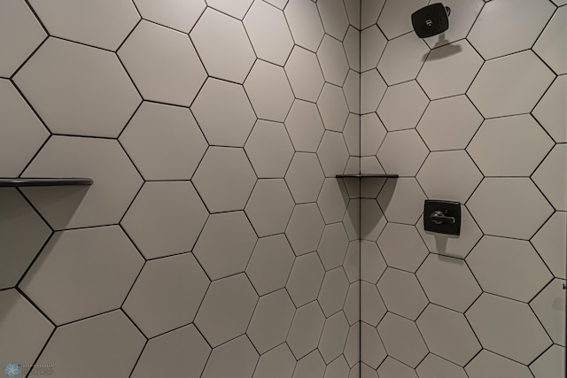 bathroom featuring a tile shower