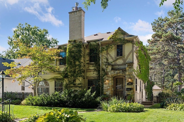 exterior space featuring a front yard