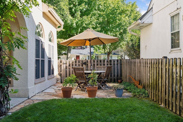 view of yard with a patio area