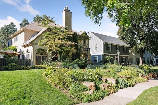 back of house featuring a lawn