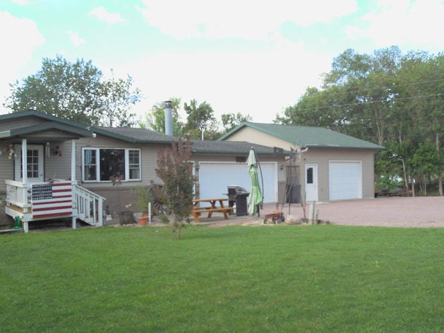 view of front of property featuring an attached garage, driveway, and a front yard