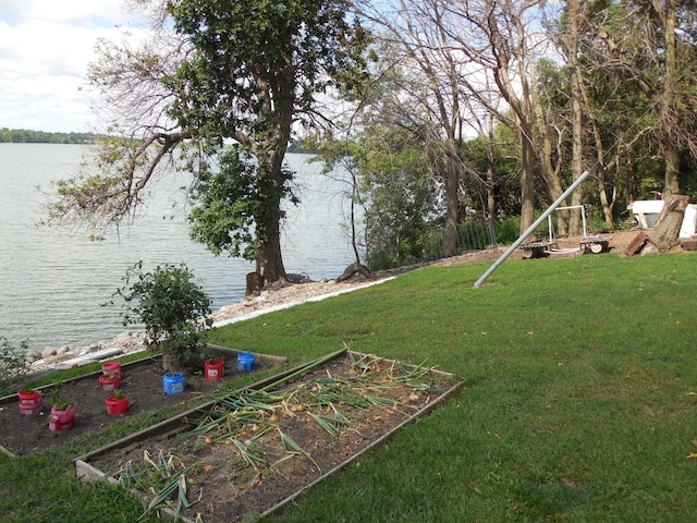 view of yard featuring a water view
