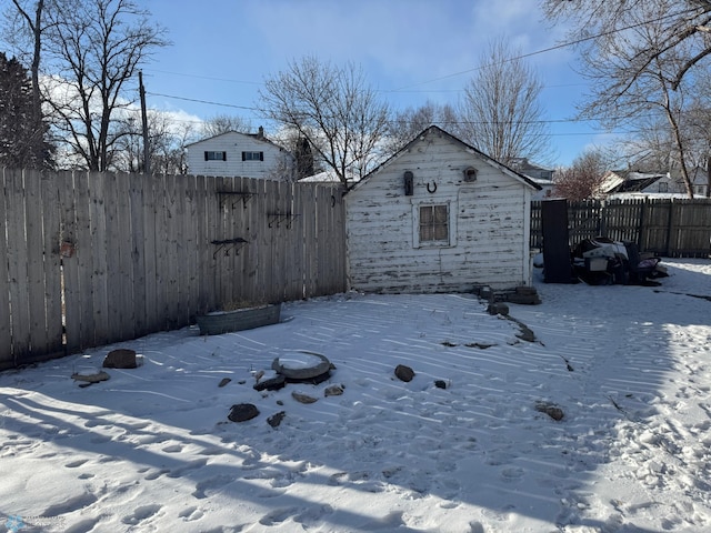 view of yard layered in snow