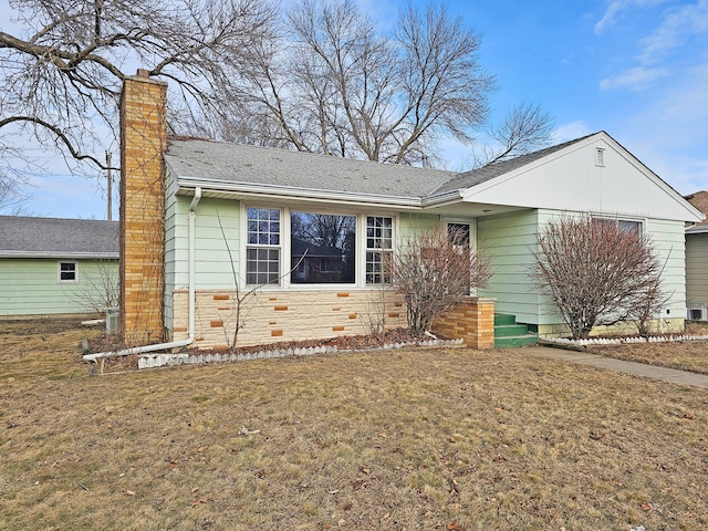 single story home featuring a front lawn