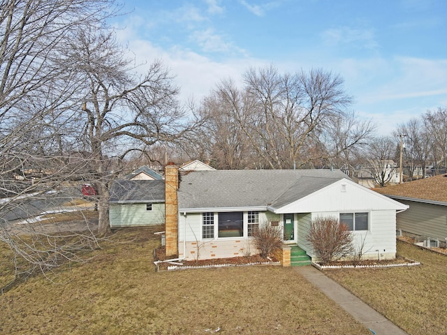 single story home featuring a front lawn