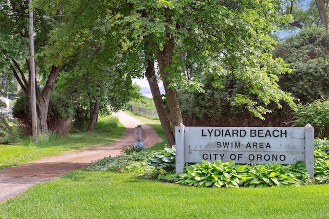 community / neighborhood sign featuring a lawn