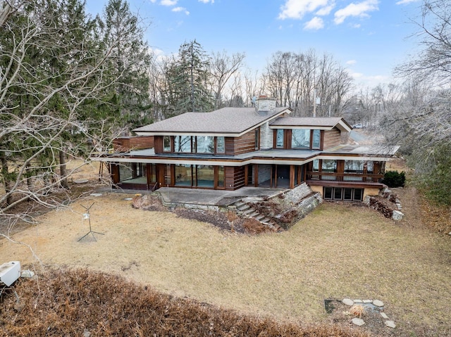 view of front of property featuring a front yard