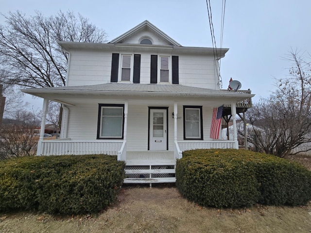 farmhouse featuring a porch