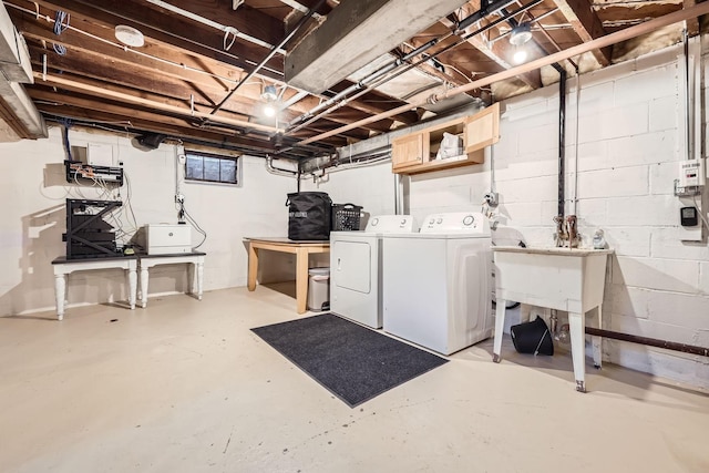 laundry area with sink and washing machine and clothes dryer