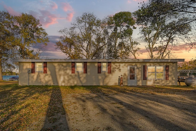 view of front of house featuring a front yard