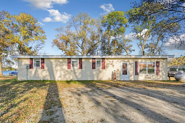 view of front of home featuring a front yard