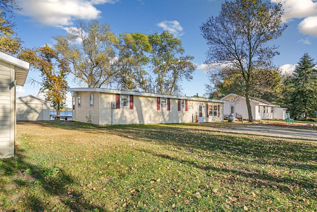 view of front of home featuring a front lawn