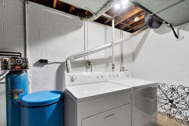 washroom with laundry area and washer and clothes dryer