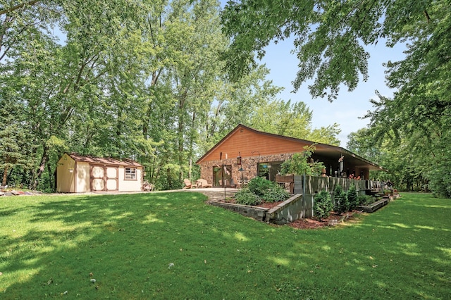 view of yard featuring a shed