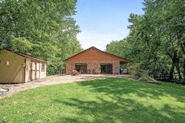 view of yard featuring an outdoor structure and a patio area