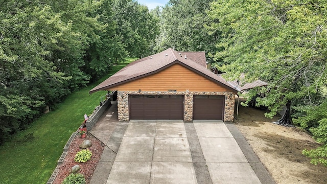 view of front facade with a garage and a front yard