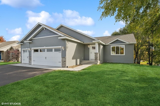 view of front facade featuring a garage and a front yard