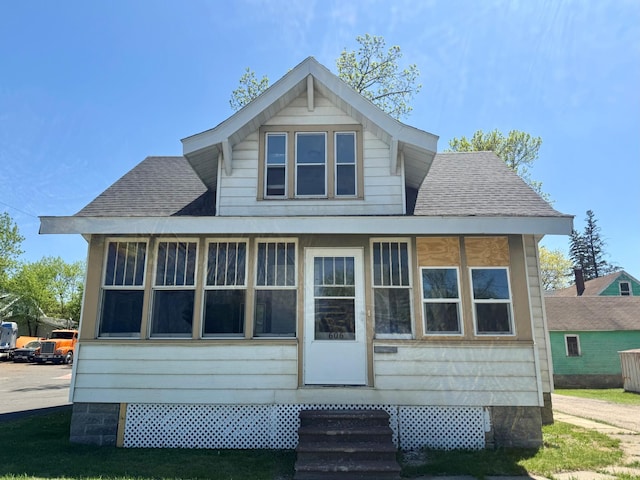 606 Litchfield Ave, Willmar, MN 56201 - view of front facade with entry steps and roof with shingles