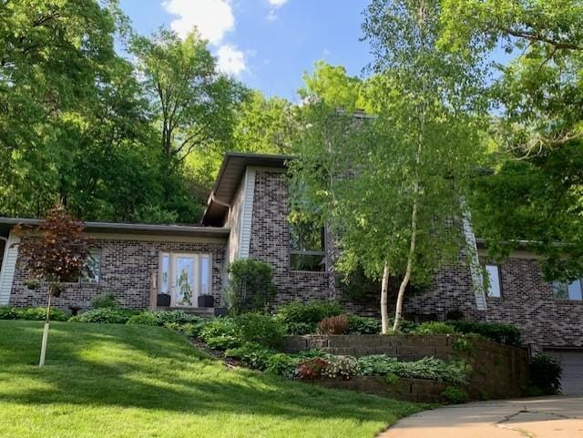 view of front of property featuring a front lawn